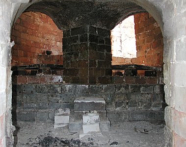 Flame dividing pillar